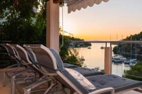VILLA PHILIPPA - luxurious five-room villa - idyllic location - first row to the sea - spectacular view of the sea bay - unforgettable sunsets - 15 minutes from Supetar ferry port - free parking - pri